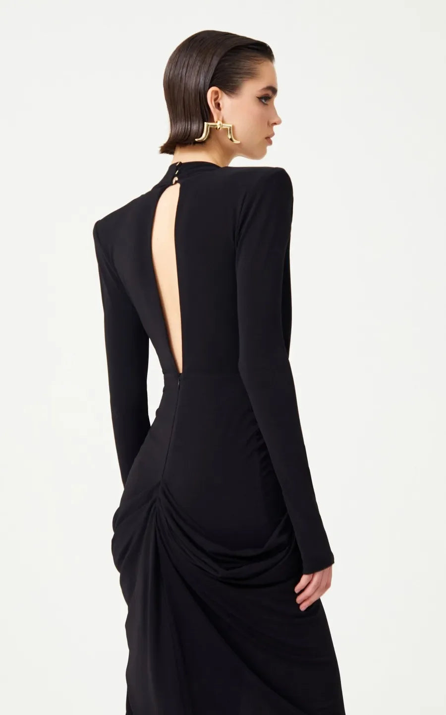 סדרת ROTEM – שמלת שחור עמוק עם מחשוף וי